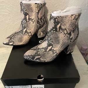 SNAKESKIN PRINT FAUX LEATHER BLOCK HEEL BOOTIE
